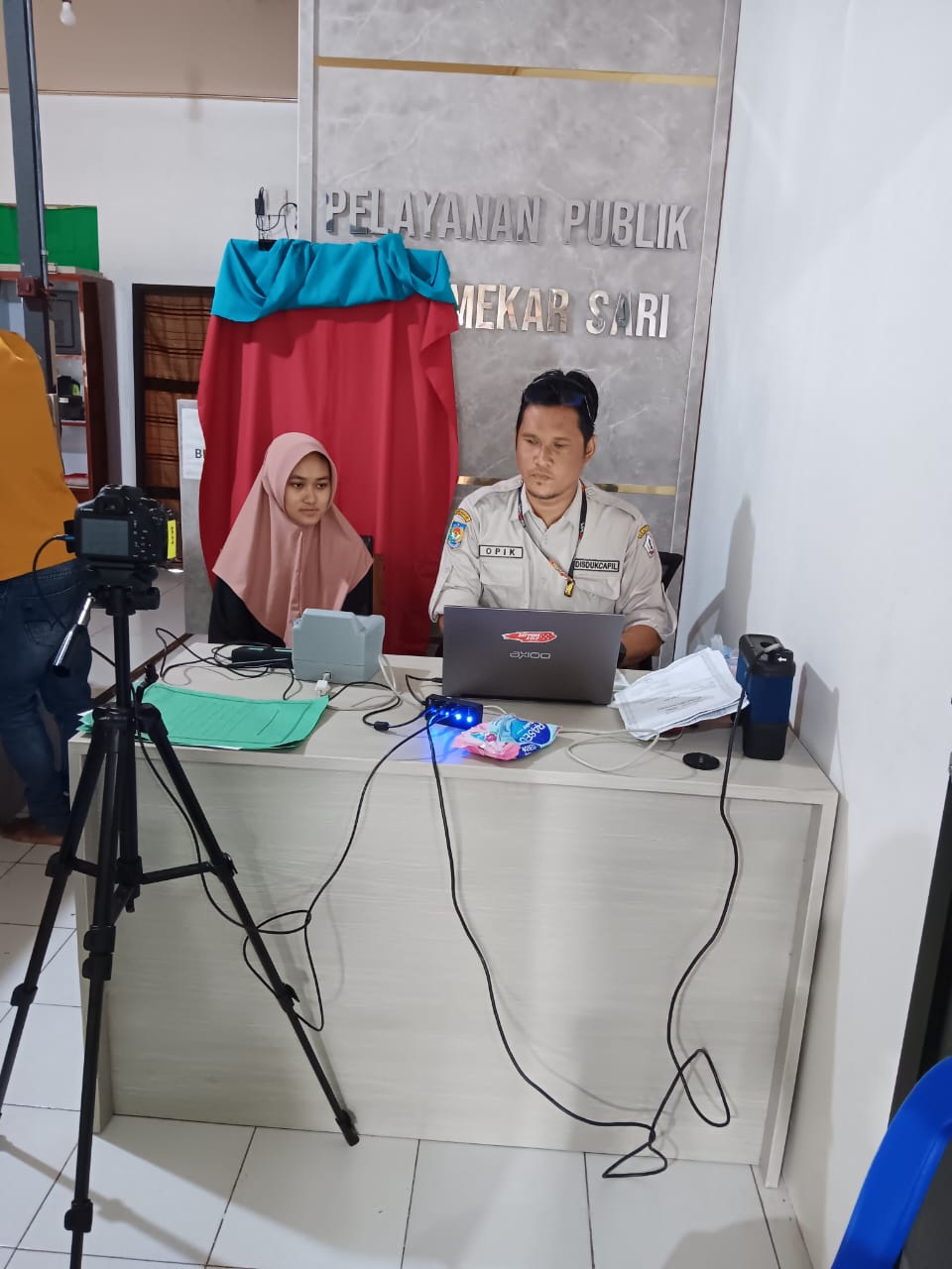 Disdukcapil Barito Kuala Gelar Pelayanan Keliling di Kantor Desa Mekarsari Kec. Mekarsari, Warga Antusias Urus Dokumen Kependudukan.